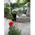 Semesterbostad House Antun