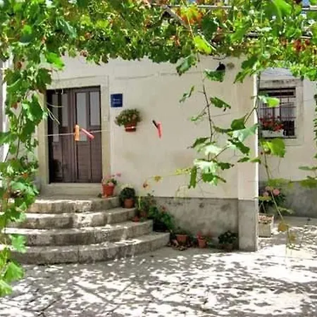 בית נופש House Antun *